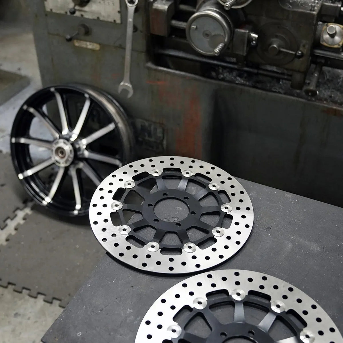 Arlen Ness Factory Replacement Brake Rotor Bromsskivor street – Bak / 300 mm (11-13/16") / Svart/Silver - PE17104579 bild 2 PMIMAGE:9D309EDCD8A31F426B09