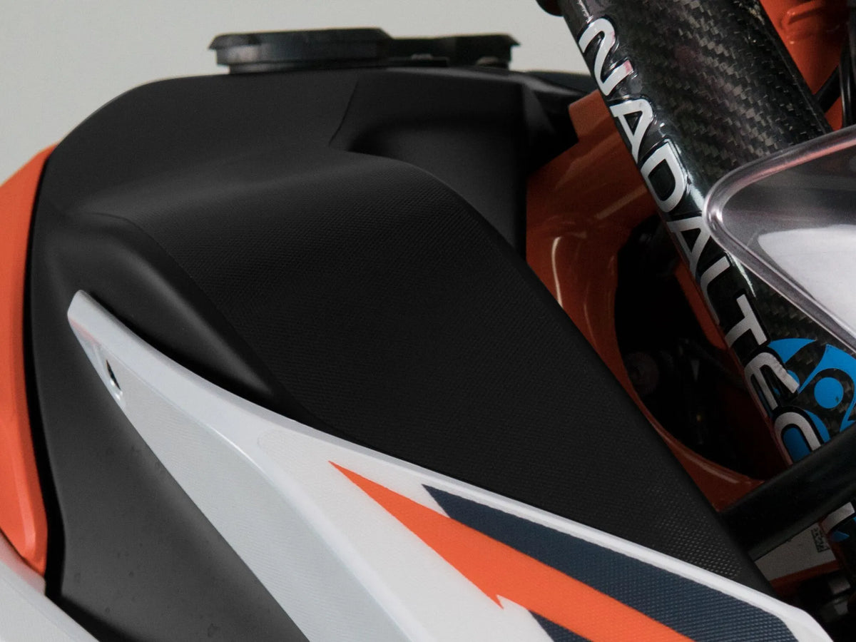UNIRACING Scratch Saver för KTM 890 ADV Tank - PE43010986 bild 3 PMIMAGE:CD70ED644338C342A87E
