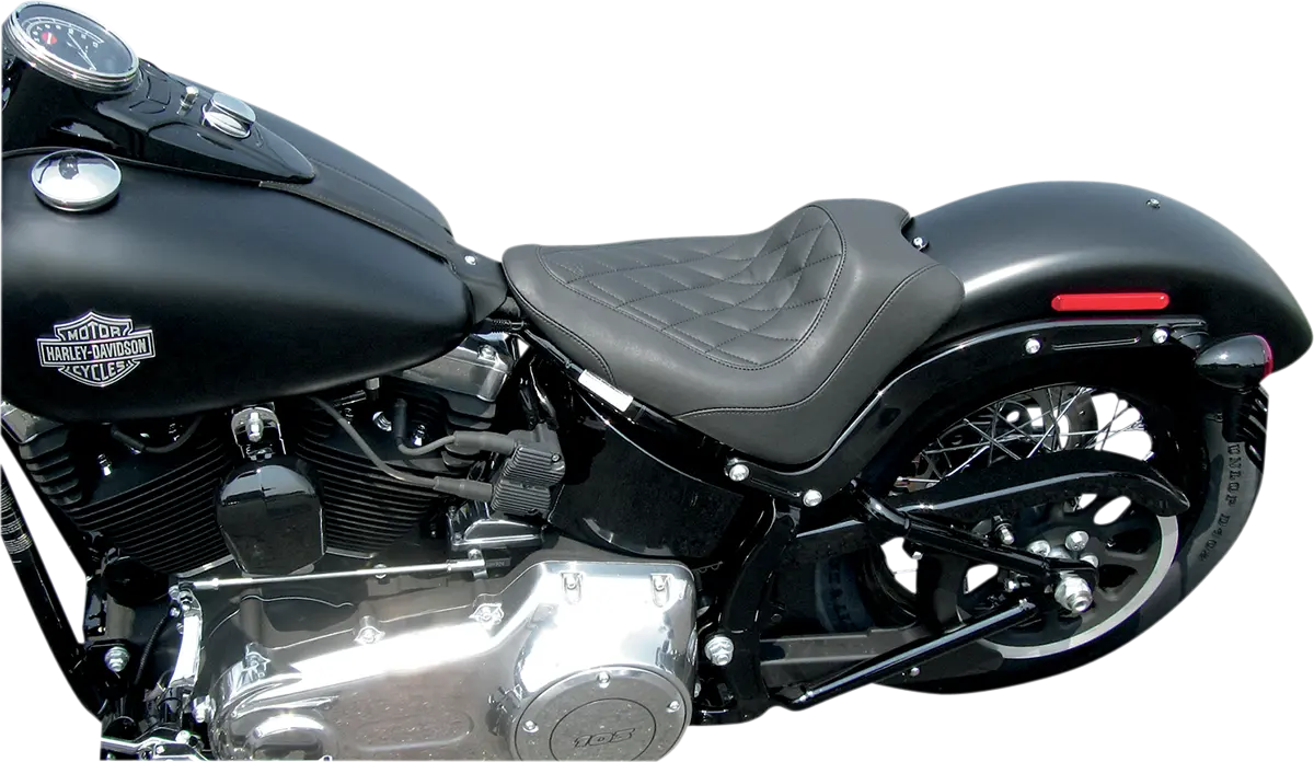 Mustang Wide Tripper™ Solo Seat Sadlar Harley Softail - PE08020769 bild 2 PMIMAGE:56B7D781D90F5E8E4DB0