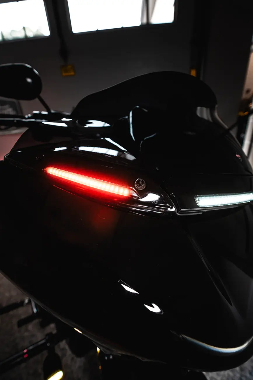 CUSTOM DYNAMICS Genesis® 4 LED Road Glide® Vindruta List - PE20402816 bild 3 PMIMAGE:31D5083CC4F816D516BE