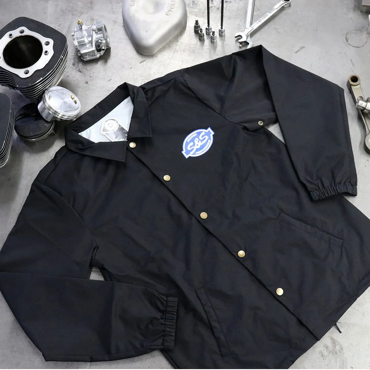 S S Cycle S&S® Button Down Windbreaker Jacka herr - PE30011213 bild 1 PMIMAGE:8E64C56AC2ABEB4CFC4B