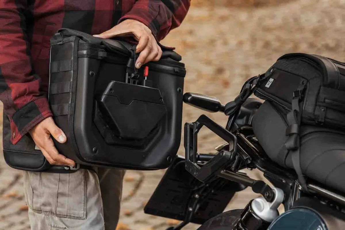 Sw Motech V-LOC Legend Gear Side Bag (11 Liters) Sidoväskor & tillbehör - PE35012294 bild 3 PMIMAGE:971748431D126E115602