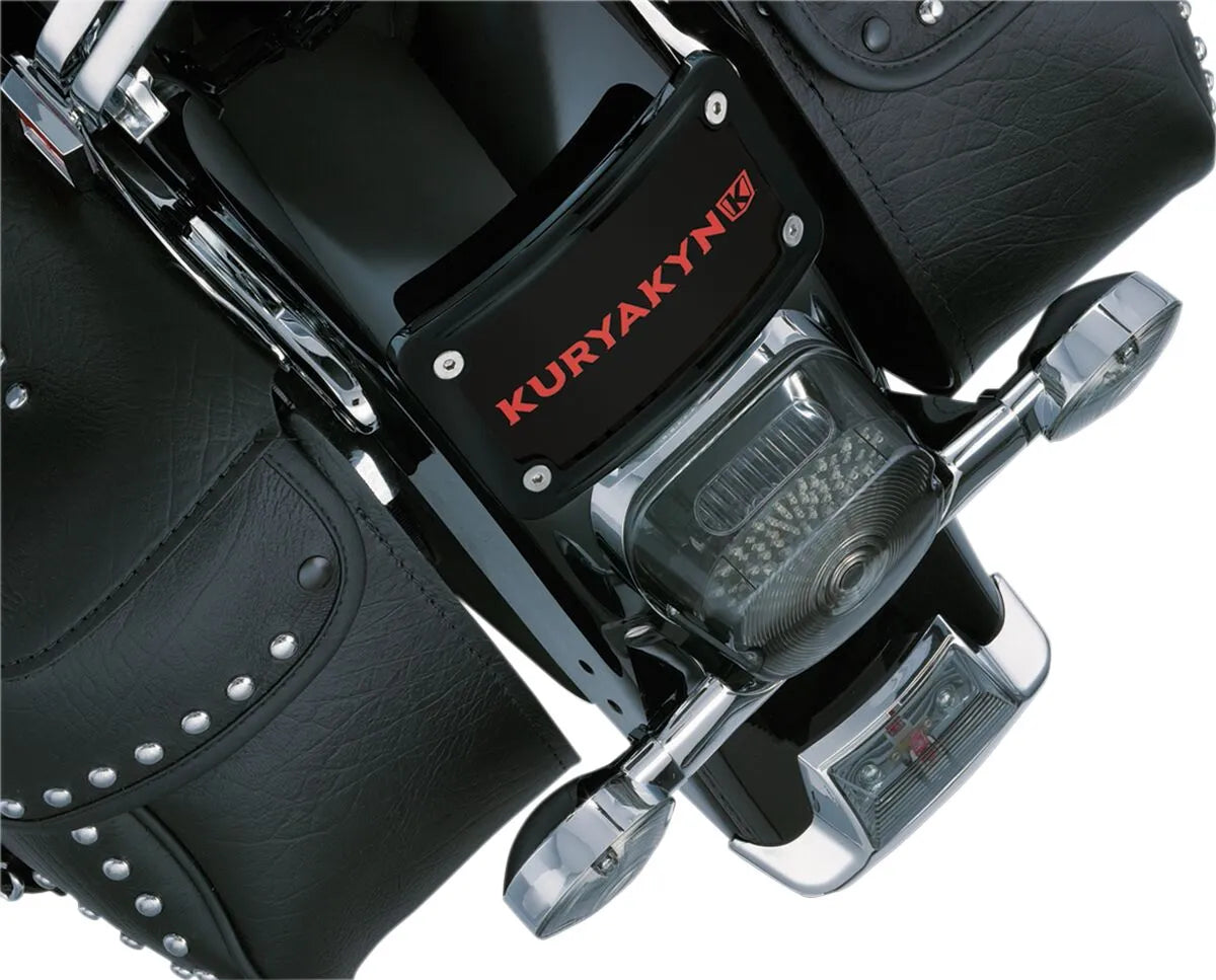 KURYAKYN Curved Laydown Licensskyltshållare med Ram - PE20300586 bild 3 PMIMAGE:A61EBB099ADC62FA2343