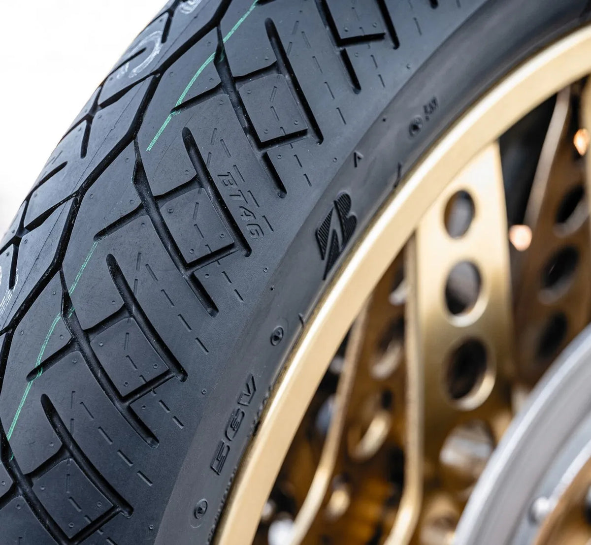 Bridgestone Battlax BT46 Gatudäck fram - PE03050689 bild 2 PMIMAGE:5EB3634CCF85442A2740