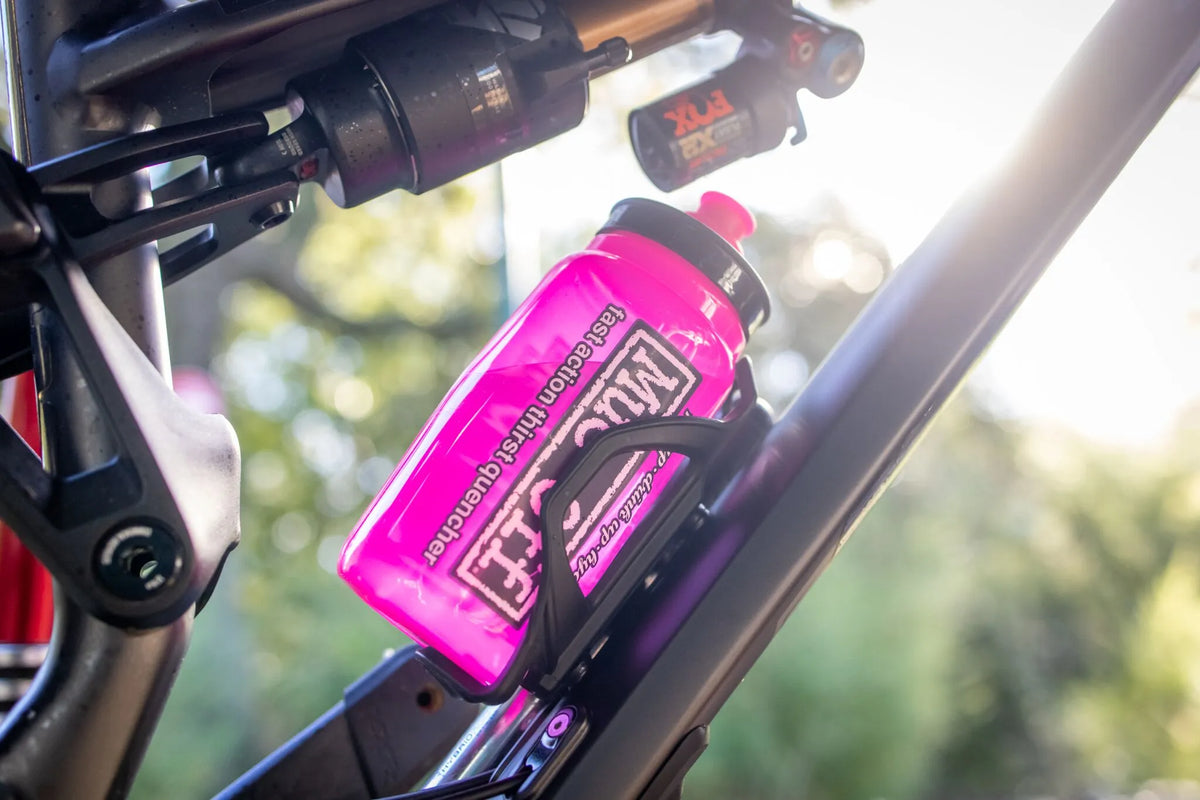 MUC-OFF Elite Fly Vattenflaska Rosa 550ml - PE49200008 bild 3 PMIMAGE:49A4F5DC548C6AB4E62E