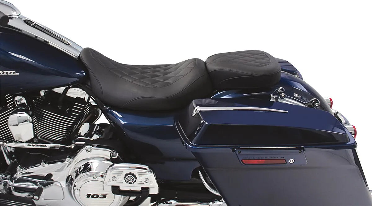 Mustang Wide Tripper™ Solo Seat Sadlar Harley Touring - PE08010741 bild 2 PMIMAGE:CBA6725ABE4CC98A31BF