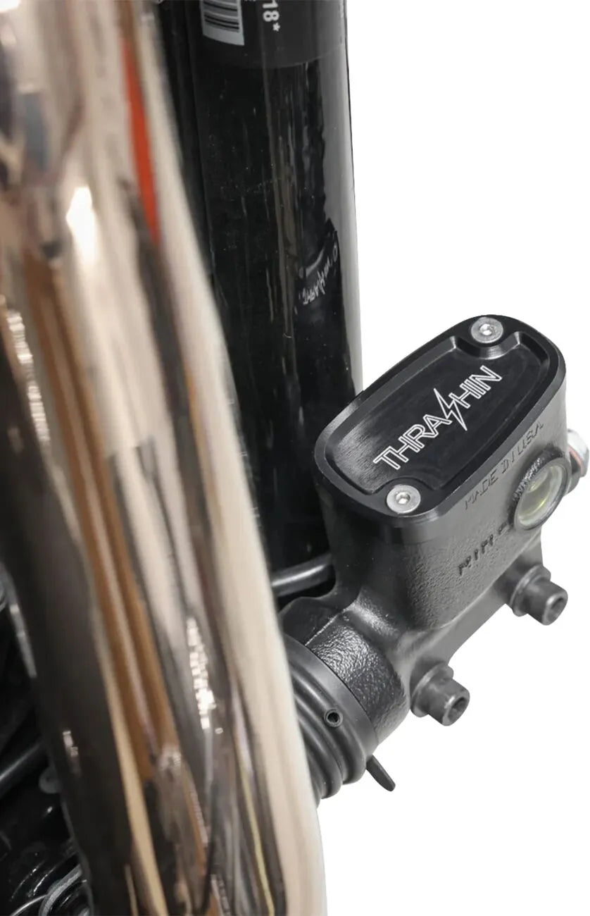 Thrashin Supply Co Brake Reservoir Cap Bakre bromscylindrar & delar - PE06102387 bild 4 PMIMAGE:97BEF69CF7AF3B062F0A