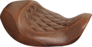 Mustang Wide Tripper™ Seat Sadlar Harley Dyna Glide - PE08030402 bild 1 PMIMAGE:FBEAEB94A8C5F95412A8